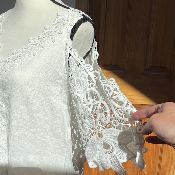 NWOT Beautiful Crochet Detailed Top - Picture 4 of 6